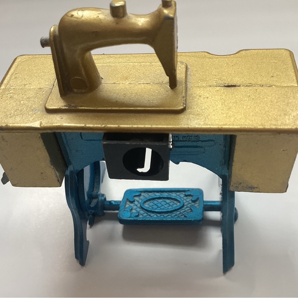 1:6 Scale Model Hand Sewing Machine Dollhouse Miniature Metal Pencil Sharpener - Picture 2 of 2